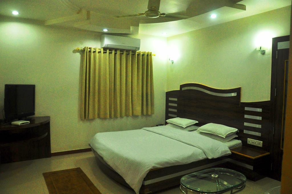 Hotel Evershine Rajkot Room photo