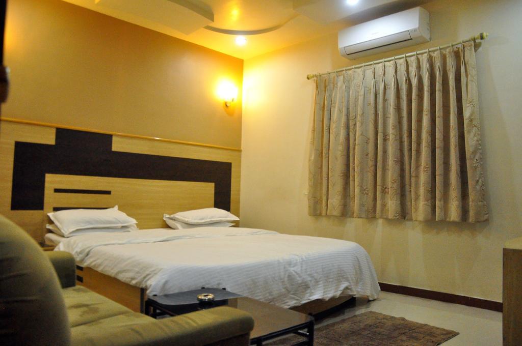 Hotel Evershine Rajkot Room photo